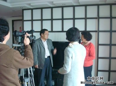 我公司專家在為消費者說明室內(nèi)空氣污染