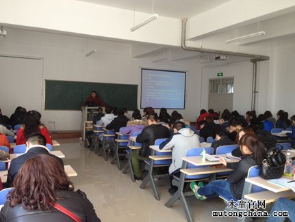 木童工程師為學(xué)生授課