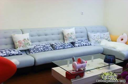 客廳的布藝沙發(fā)